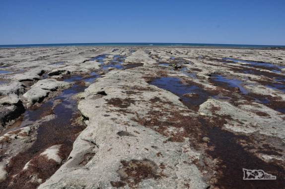 A maré baixa deixa aberta uma área rochosa da praia de Las Grutas, na Argentina